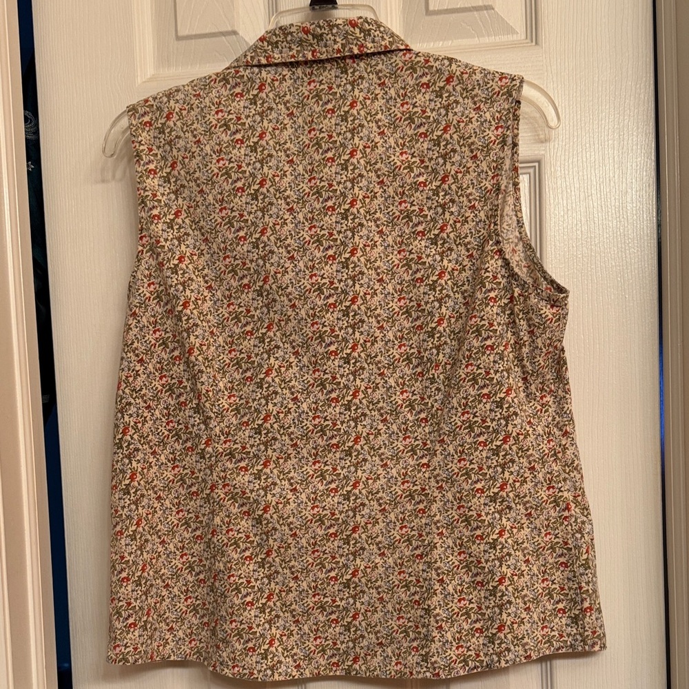 Sag Harbor Sleeveless Button-down Red & Green Floral Print Blouse. Size Medium - Picture 7 of 10